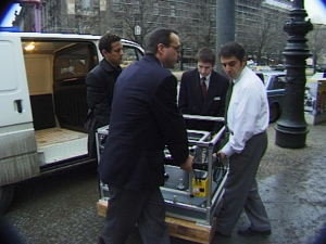Transportsystem für Hustensaft, Andreas Slominski, Deutsche Guggenheim Berlin, 1998, Videofilm von Martin Kreyssig