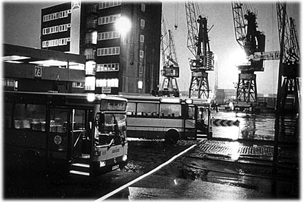 Stadtfahrt, 1993, Videodokumentation des Projekts von Sabine Siegfried und Eva Bothe / Kirsten Mosher, "Tour Bus Race Tour" / Foto: Arno Declair