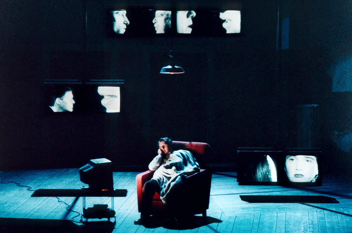 Harrys Kopf – Videoinstallation von Martin Kreyssig im gleichnamigen Stück von Tankred Dorst, Thalia-Theater Hamburg 1997, Regie: Jürgen Flimm, Foto: Herrmann und Clärchen Baus